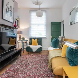 https://apt-chic-1-bed-garden-flat-5-guests-london-convenient.cambridgehotelsuk.com
